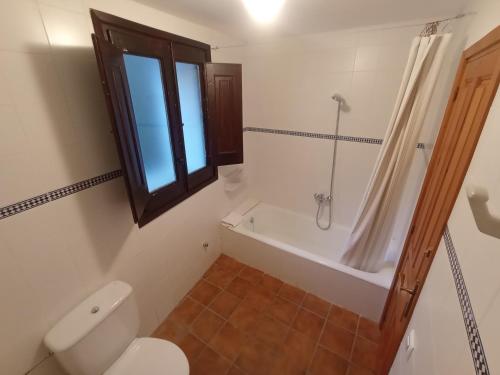 La salle de bains est pourvue d'une baignoire, de toilettes et d'une fenêtre. dans l'établissement Casa Castan, à Lirí