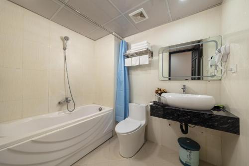 uma casa de banho com um lavatório, uma banheira e um WC. em Hanoi Liliane Hotel and Travel em Hanói
