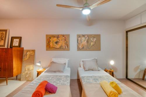 เตียงในห้องที่ Oceanfront 2-bedroom Apartment in Praia Formosa