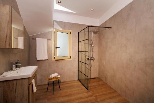un baño con ducha y lavabo en Cathedral Suites, en Heraclión
