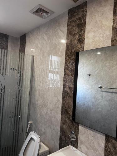 W łazience znajduje się prysznic, toaleta i umywalka. w obiekcie قصور الشرق للاجنحة الفندقية Qosor Al Sharq w mieście Dżudda