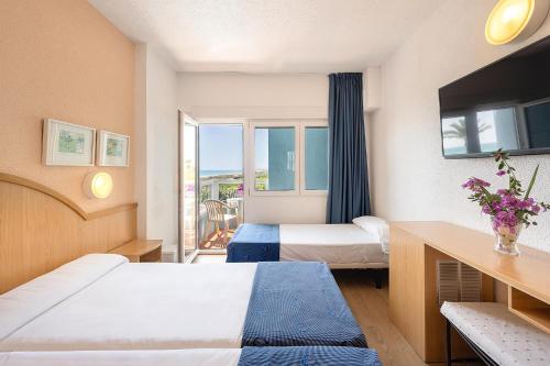 Ένα ή περισσότερα κρεβάτια σε δωμάτιο στο Hotel Playas de Guardamar