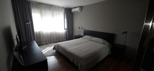 1 dormitorio con cama y ventana grande en Aпартамент за гости Mари en Kyustendil