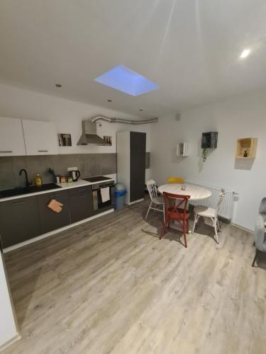 eine Küche mit einem Tisch und Stühlen im Zimmer in der Unterkunft Apartment für Monteure Nr 1 in Kassel