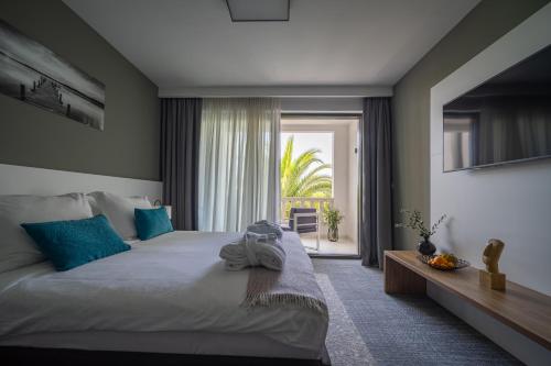 - une chambre avec un grand lit et une grande fenêtre dans l'établissement Residence Vaal, à Rovinj