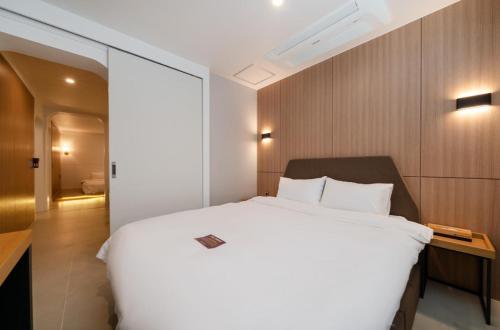 Una cama o camas en una habitación de Geoje Highend Hotel