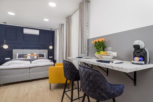 1 dormitorio con 1 cama y 1 mesa con sillas en Area1 Center Luxury Apartment with sauna en Rijeka