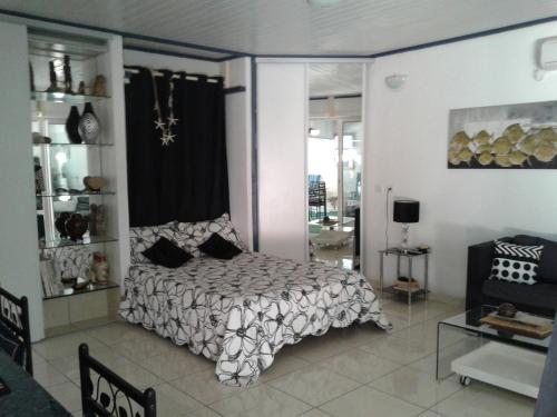 une chambre avec un lit dans une pièce avec une fenêtre dans l'établissement roxane Appartement F1 Bis Face La Mer, à Collioure