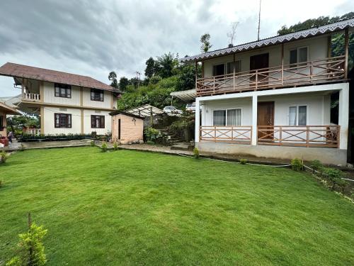 un gran patio frente a una casa en The Tranquil Farm Stay, en Thode
