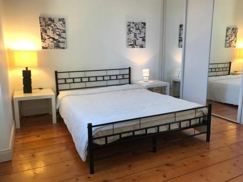 Postel nebo postele na pokoji v ubytování Charming 5-Bedroom House in Croix-Chapeau, La Rochelle, France