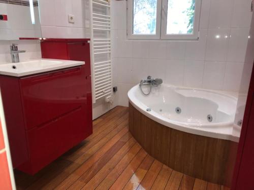 Koupelna v ubytování Charming 5-Bedroom House in Croix-Chapeau, La Rochelle, France