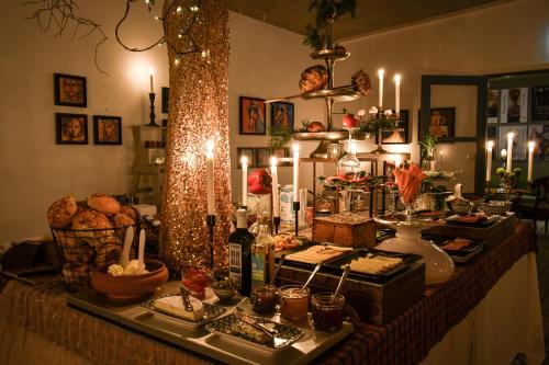 un buffet con comida en una mesa con velas encendidas en Prins Carl, en Ystad
