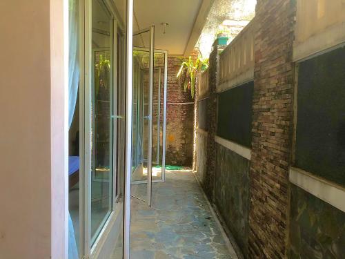 porta a vetri che conduce a una camera con corridoio di Villa Sentul Onnelik Sentul City Bogor by Villaloka a Babakan Madang