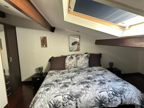 1 dormitorio con 1 cama grande en una habitación en Appartement mansardé et climatisé 50 m2, en Pompignan