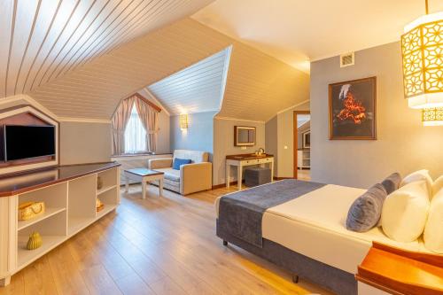 ein Schlafzimmer mit einem großen Bett und ein Wohnzimmer in der Unterkunft Mirada Del Lago in Erciyes