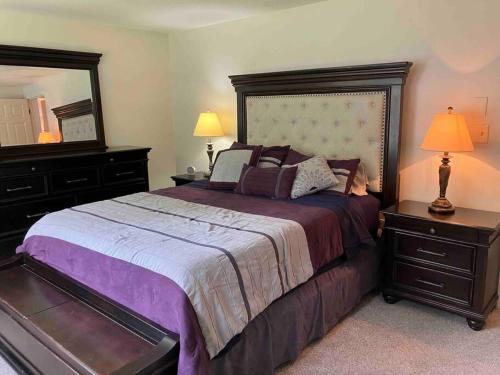 een slaapkamer met een groot bed en een grote spiegel bij French Country Inspired Two Bed Guest Suite in Londonderry