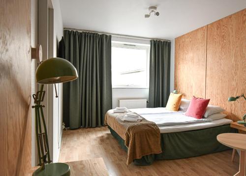 a bedroom with a bed and a window in a room at Prins Carl in Ystad