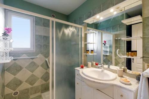 a bathroom with a sink and a shower at Villa la Farigoulo in Juan-les-Pins