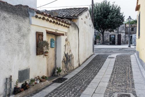 an alley in a village with a building at La casa del sole in Loculi