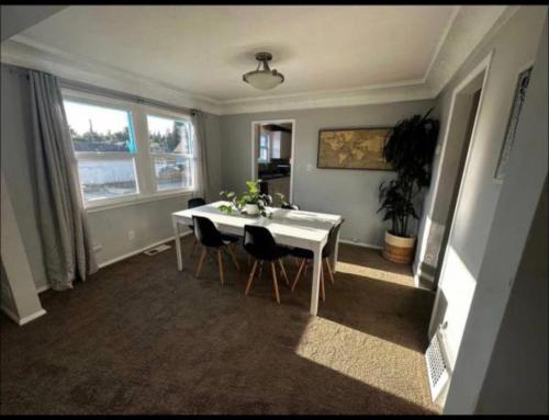塔科馬的住宿－Tacoma Homestay- With Breakfast Included-Private Room，一间配备有白色桌椅的用餐室