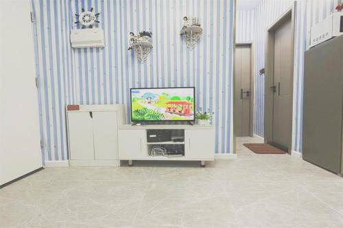 Μια τηλεόραση ή/και κέντρο ψυχαγωγίας στο apt 4BR10pax, 2bar ,1mins mtr