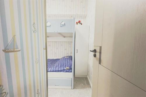 Ένα ή περισσότερα κρεβάτια σε δωμάτιο στο apt 4BR10pax, 2bar ,1mins mtr