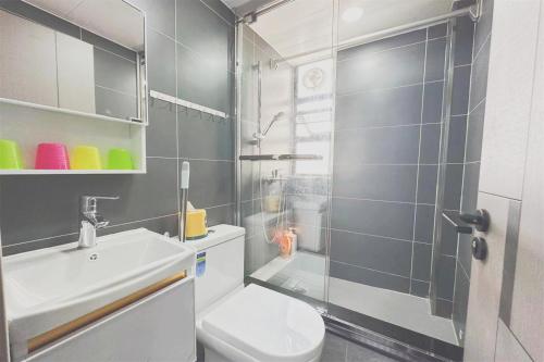 y baño con ducha, aseo y lavamanos. en apt 4BR10pax, 2bar ,1mins mtr, en Hong Kong