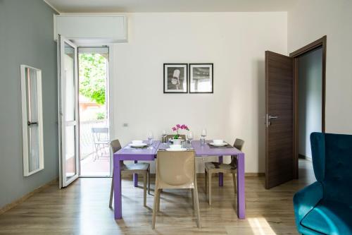 Coin salon dans l'établissement Moderno Spazioso e a 2 passi dal Lago