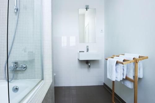 a bathroom with a sink and a shower at Alberti - Bed & Bike in Rotterdam