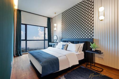 una camera con un grande letto e una grande finestra di Nowhere 2BR & 2Bath Apartment with Balcony @ Reizz Residences a Kuala Lumpur