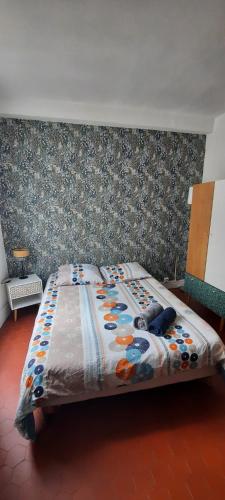 un lit avec une couette dessus dans une chambre dans l'établissement Studio Rue st Martin, à Paris