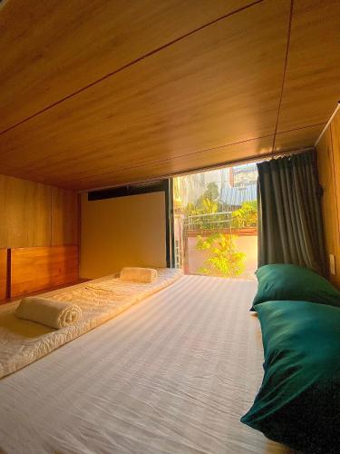 Una cama o camas en una habitación de Laca Hostel