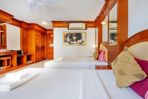 Cet appartement comprend une chambre avec deux lits et une salle de bains. dans l'établissement Lamai Hotel, à Patong Beach