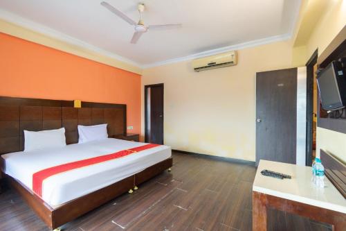 a bedroom with a bed and a tv in it at Lake View Resort in Kolkata