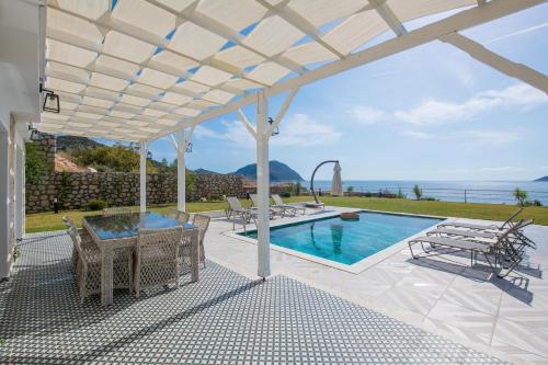 BEACHFRONT SARI VILLA WİTH PRIVATE SWIMMING POOL