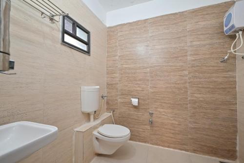 łazienka z toaletą i umywalką w obiekcie Jalsa Villas w mieście Saputara