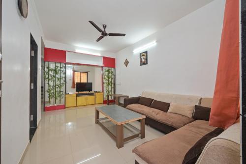 sala de estar con sofá y mesa en Jalsa Villas en Saputara