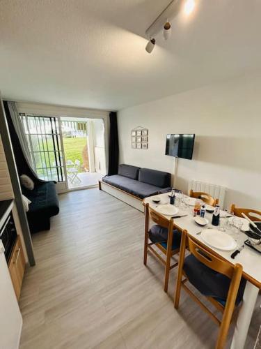 un salon avec une table et un canapé dans l'établissement 