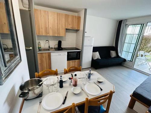 une cuisine avec une table et des chaises ainsi qu'une cuisine avec une table et des chaises dans l'établissement 