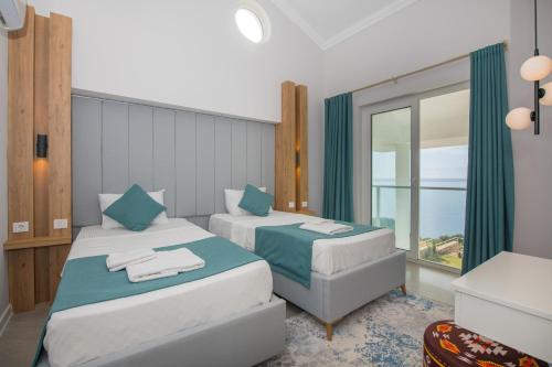 En eller flere senge i et værelse på BEACHFRONT SARI VILLA WİTH PRIVATE SWIMMING POOL