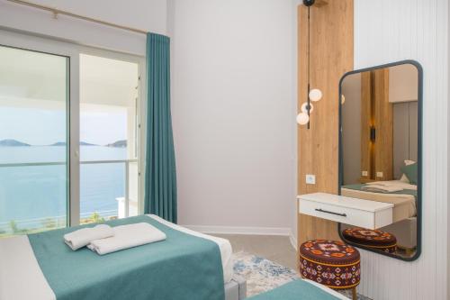 En eller flere senge i et værelse på BEACHFRONT SARI VILLA WİTH PRIVATE SWIMMING POOL