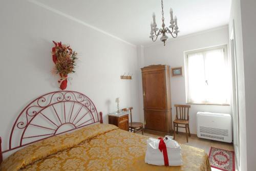 een slaapkamer met een groot bed en een raam bij Casa rustica tra mare e collina in Morciano di Romagna