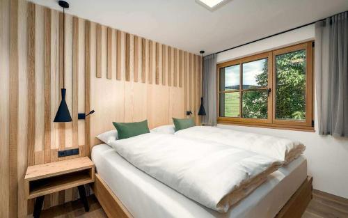 una camera da letto con un grande letto bianco e una finestra di Tschitthof Wohnung Gill a Avelengo