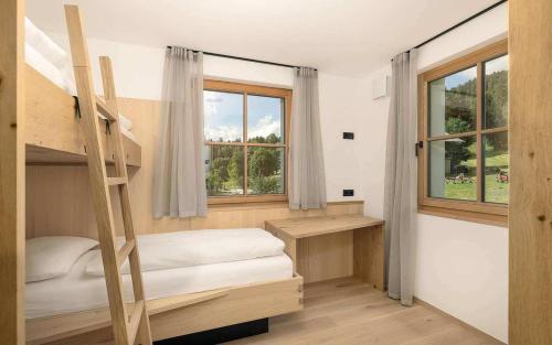 アヴェレンゴにあるTschitthof Wohnung Andlのベッドルーム1室(二段ベッド2台、窓付)が備わります。