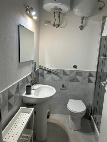 Et badeværelse på Piccola Flo rooms