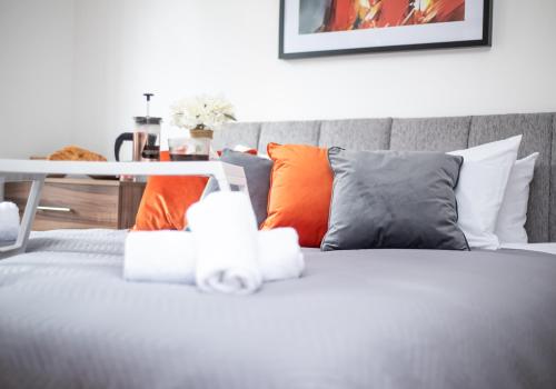 un osito de peluche blanco sentado en la parte superior de una cama en Cosy Apartment by Klass Living Bellshill en Bellshill