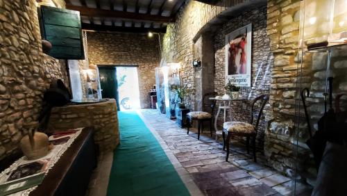 a corridor of a building with chairs and a table at Appartamento Maria Vittoria - Morciano di Romagna in Morciano di Romagna
