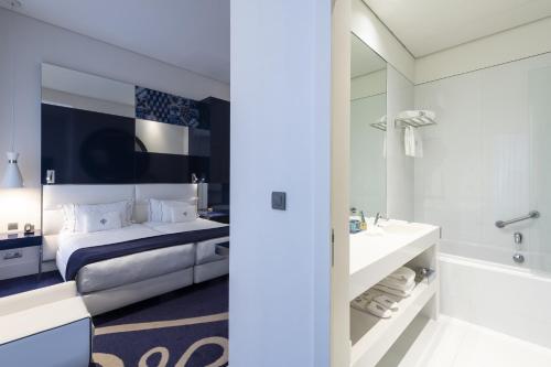 1 dormitorio con cama, bañera y lavamanos en Portugal Boutique Hotel, en Lisboa