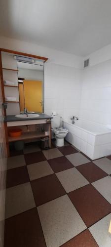 uma casa de banho com uma banheira, um lavatório e um WC. em Le Tournesol em La Saline les Bains