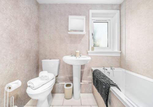 e bagno con servizi igienici, lavandino e vasca. di West End House by Klass Living Bellshill a Bellshill